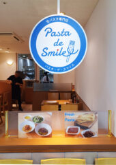 東武船橋店にOPENした『Pasta de Smile』様のロゴやショーケースのパネルを作成させていただきました。